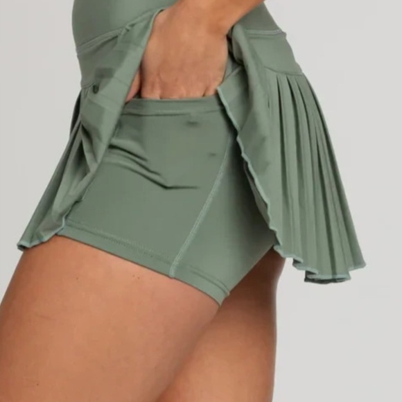 Tretorn Ladies’ Olive Green Pleated Skort – Size L – NWT - Picture 2 of 5